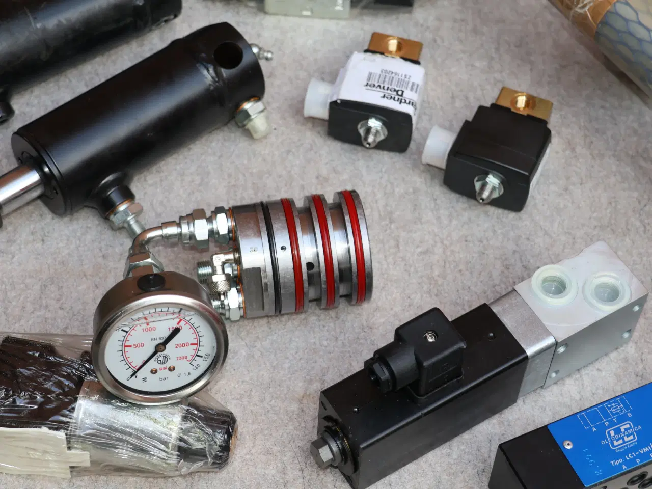 Billede 5 -  Hydraulik stempler, ventilblokke m.m. ubrugt.