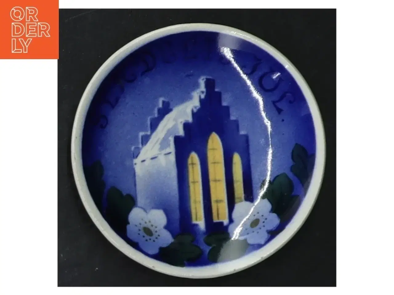 Billede 1 - Porcelænsplatte med kirkemotiv (str. Ø 8 cm)