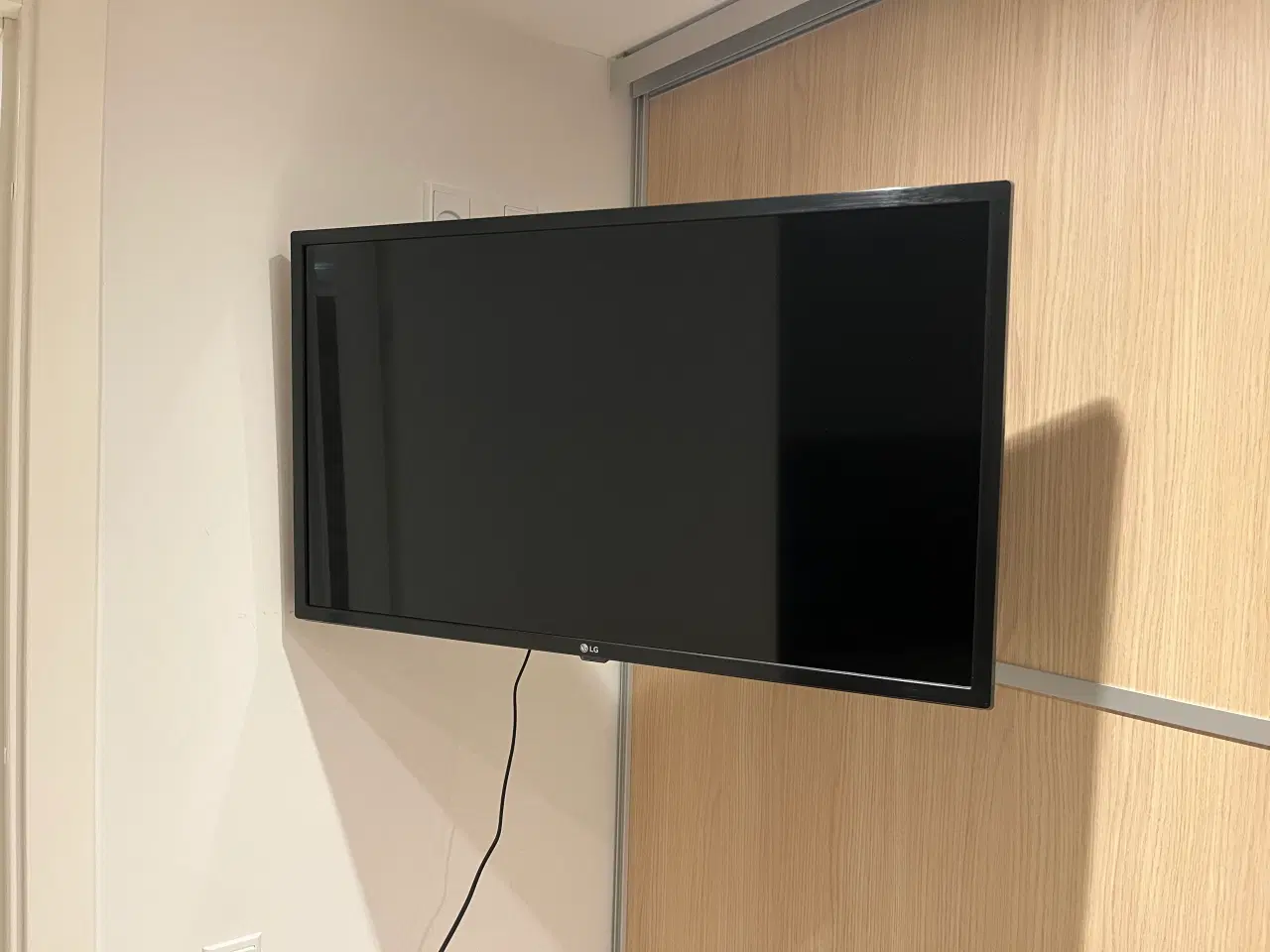 Billede 1 - LG 32 tommer TV med drejbar vægbeslag.