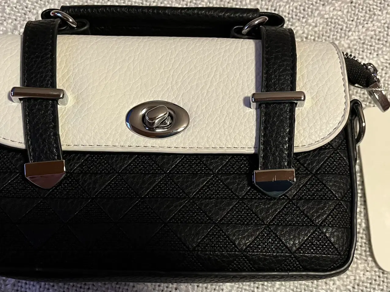 Billede 4 - Lille sort / hvid taske