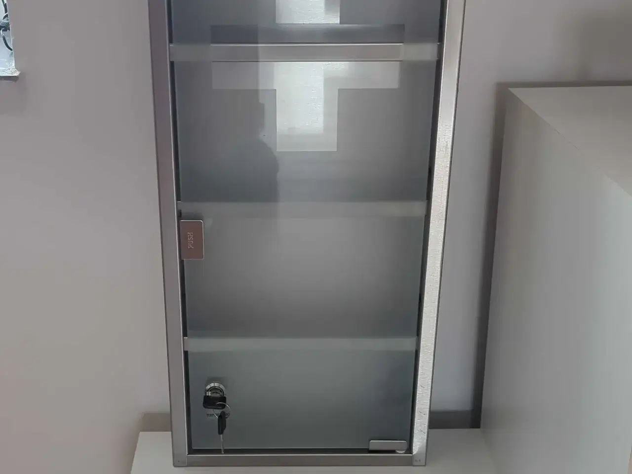 Billede 2 - Medicin skab m.2 nøgler