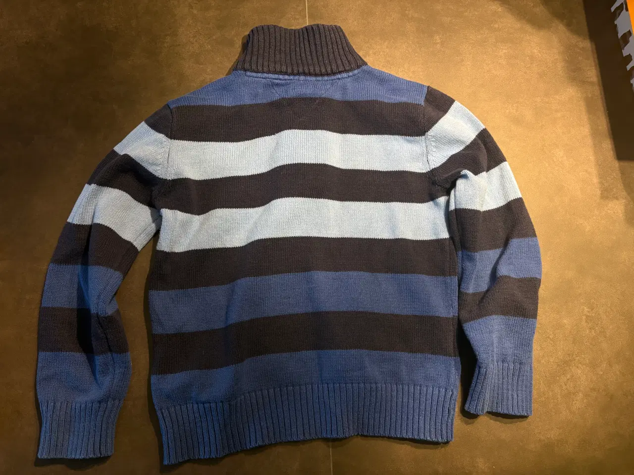 Billede 4 - Flot Tommy Hilfiger strik med lynlås – Str. 7