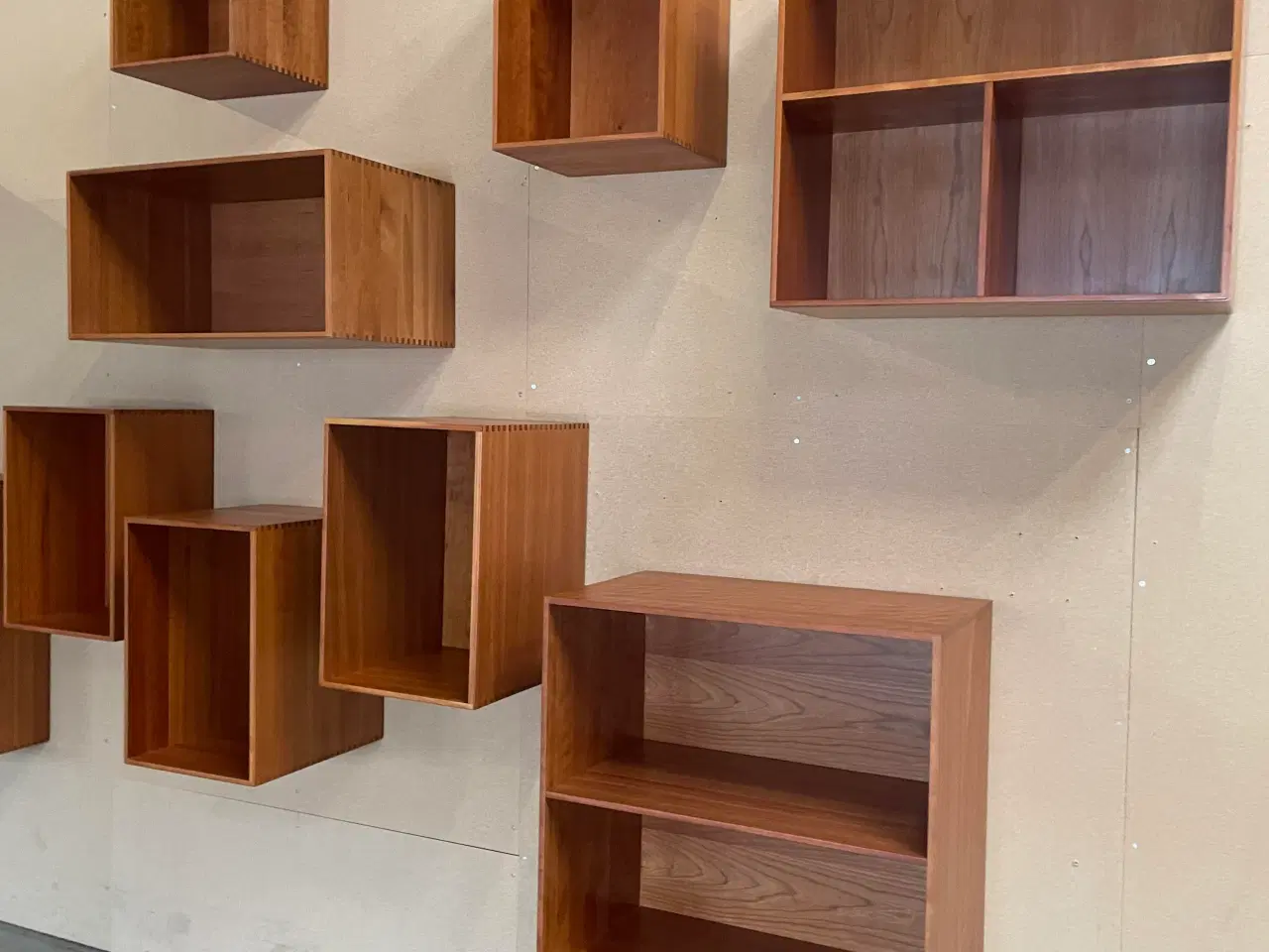 Billede 1 - Super flotte reoler i amerikansk kirsebærtræ