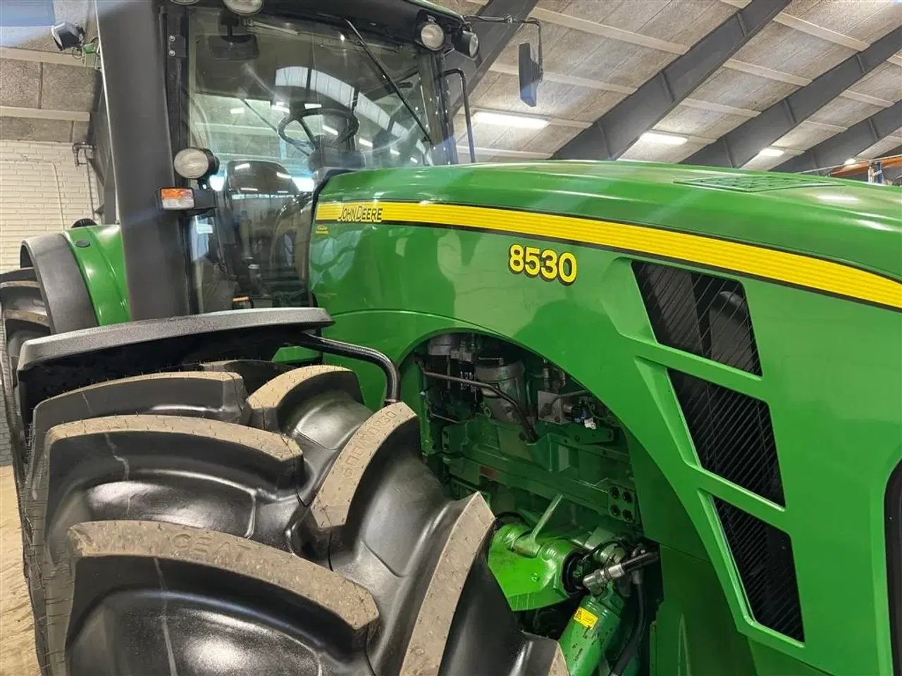 Billede 18 - John Deere 8530 Autopower Monteret med luft, frontlift og står på nye dæk.