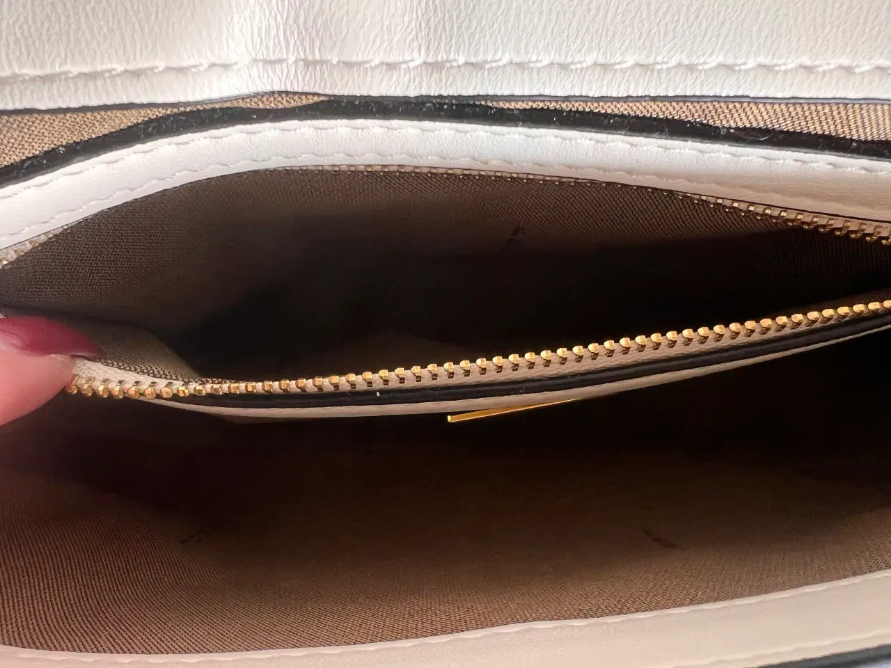 Billede 5 - Flot hvid baguette taske.