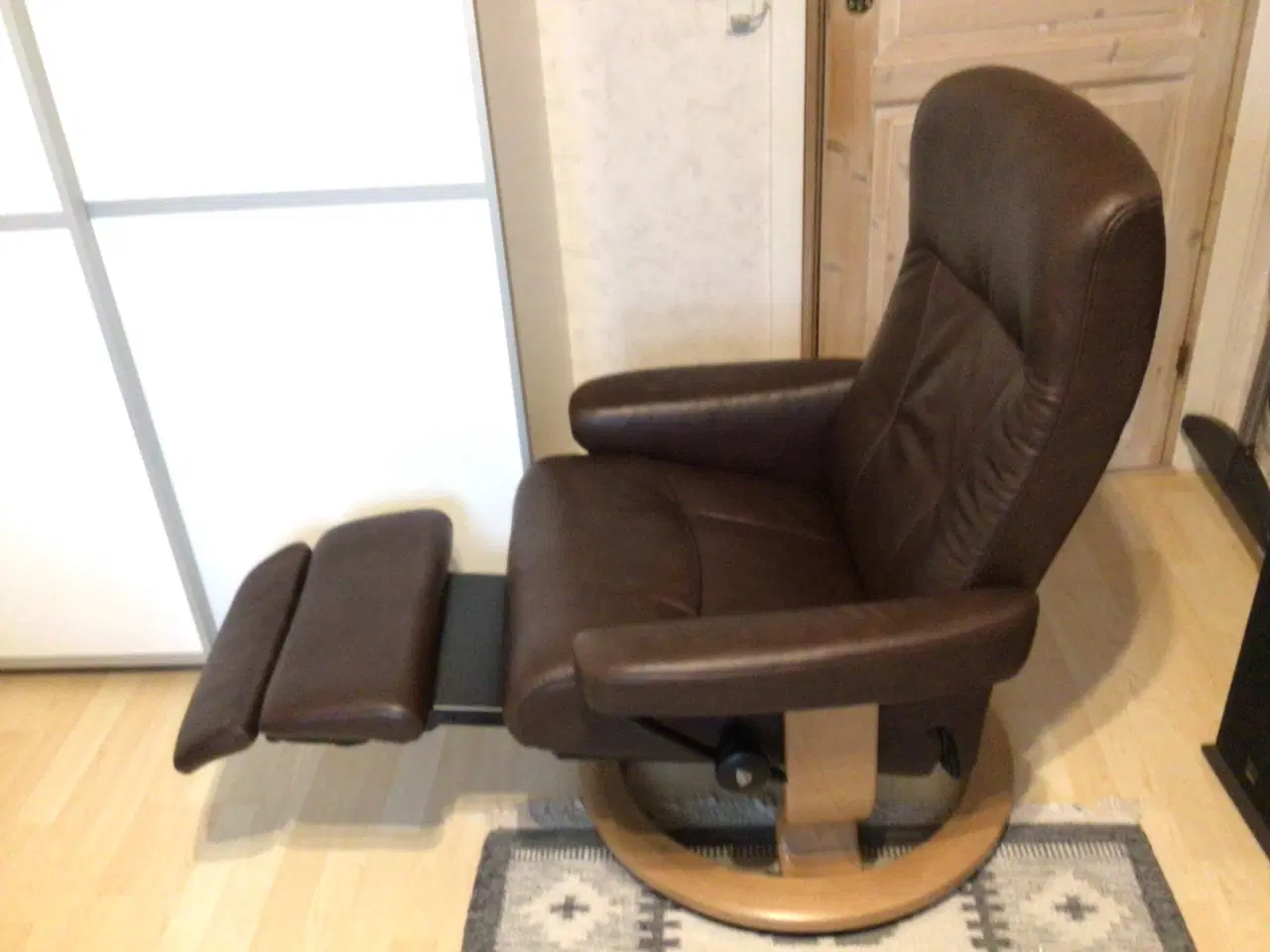 Billede 3 - 4 år gl Stressless stol m/elektronisk skammel