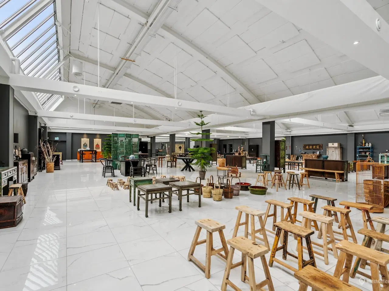 Billede 1 - Renoveret lejemål i en fabriksbygning med tilhørende stor parkeringsplads