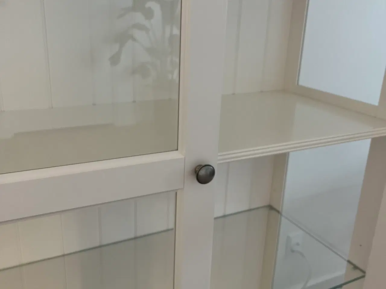 Billede 1 - Hvid vitrineskab med glassider