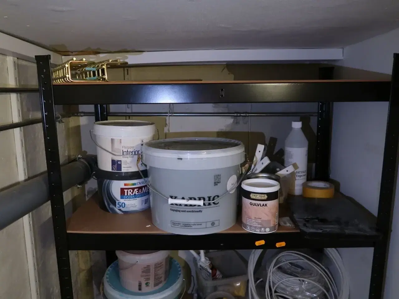 Billede 2 - Reol med div. Maling m.m.