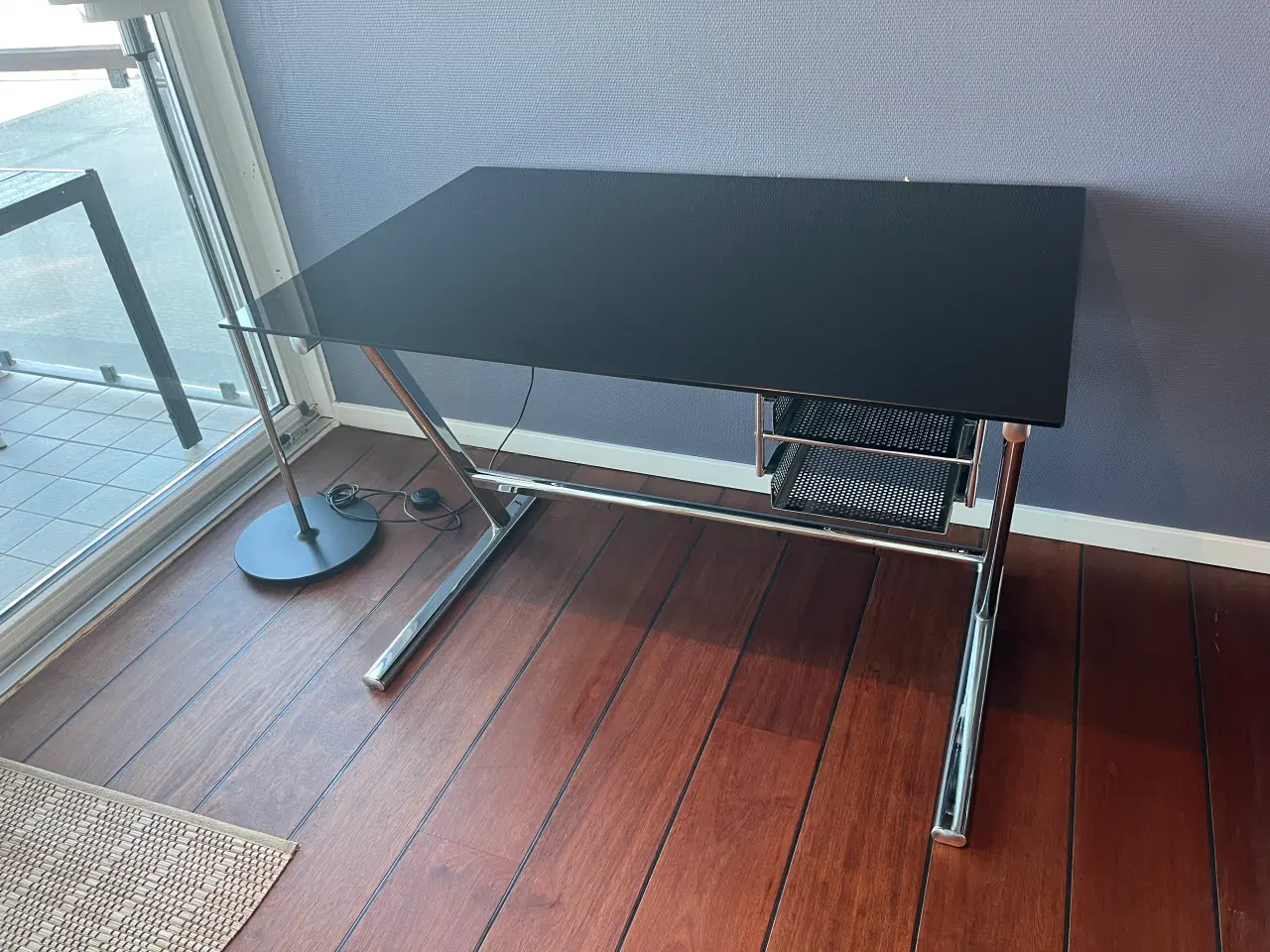 Billede 1 - Skrivebord med sort glasplade