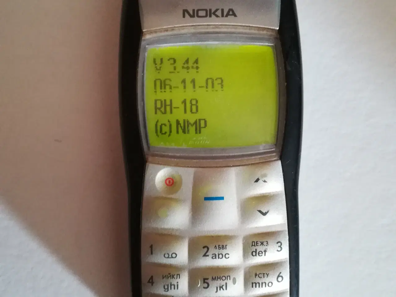 Billede 4 - Nokia 1100 - Language menu: English and Cyrillic 