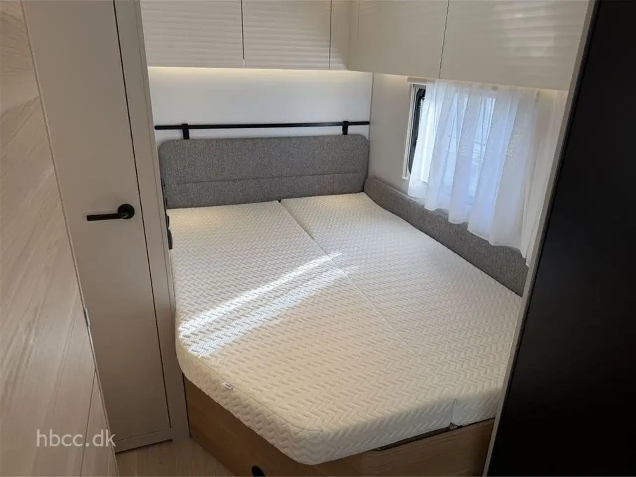 Billede 4 - 2026 - Adria Adora 522 UP   Adria Adora 522 UP – Komfortabel familievogn med dobbeltseng og rundsiddegruppe