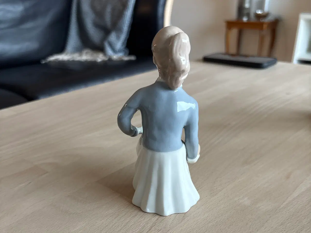 Billede 2 - Pige med bold