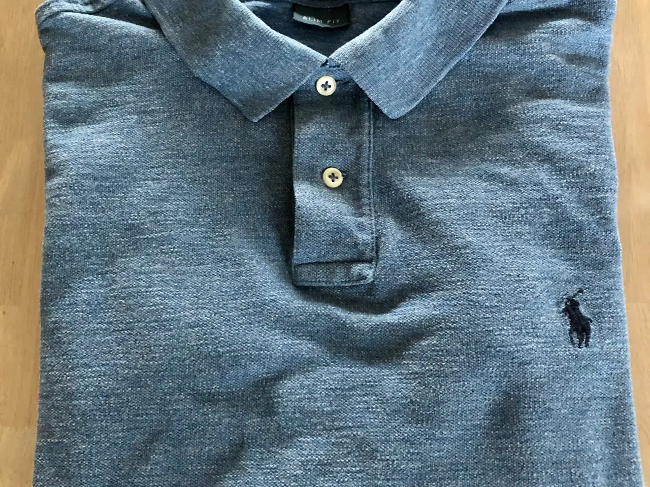 Billede 2 - Lækker blåmeleret polo t-shirt.