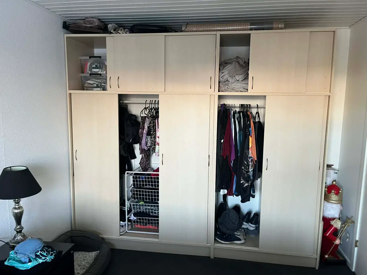 Billede 3 - 2 stk garderobeskabe med skydelåger