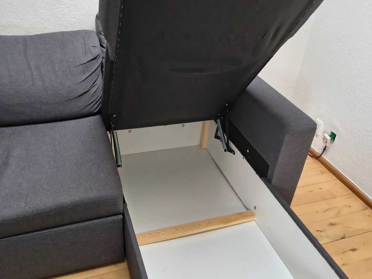 Billede 5 - Grå chaiselong sofa med opbevaring. 