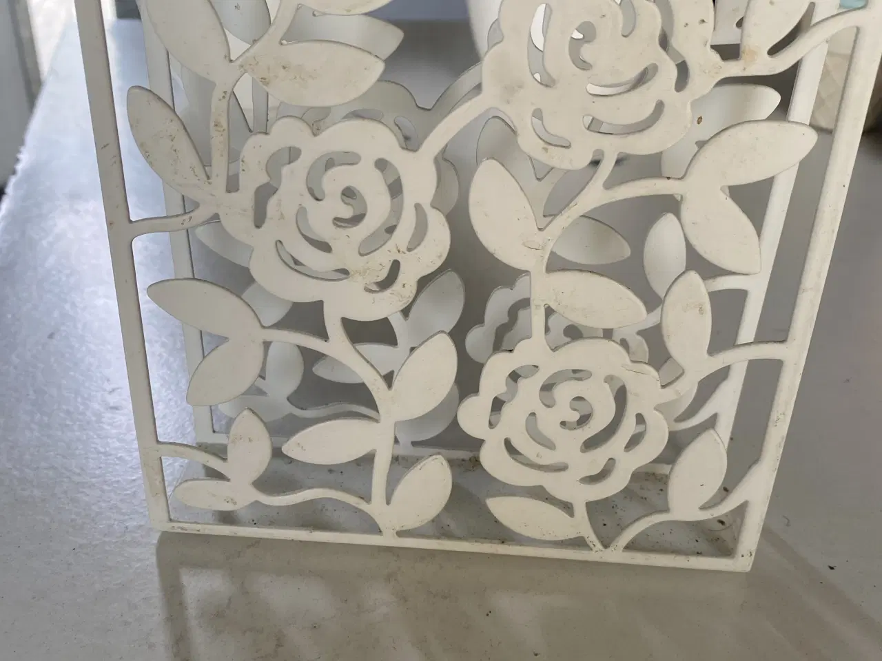 Billede 3 - Servietholder i hvid med flot blomstermønster