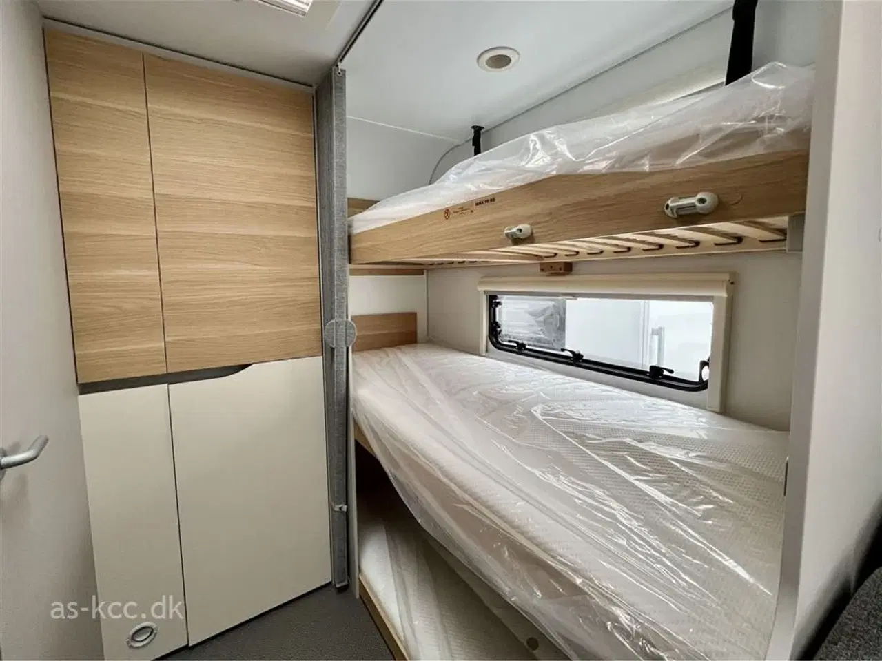 Billede 8 - 2023 - Adria Adora 573 PT   Adria Adora 573 PT årg 2023, 7 sovepladser, 5 siddepladser. Dobbeltseng og rundsiddegruppe samt 3 køjer, mikroovn