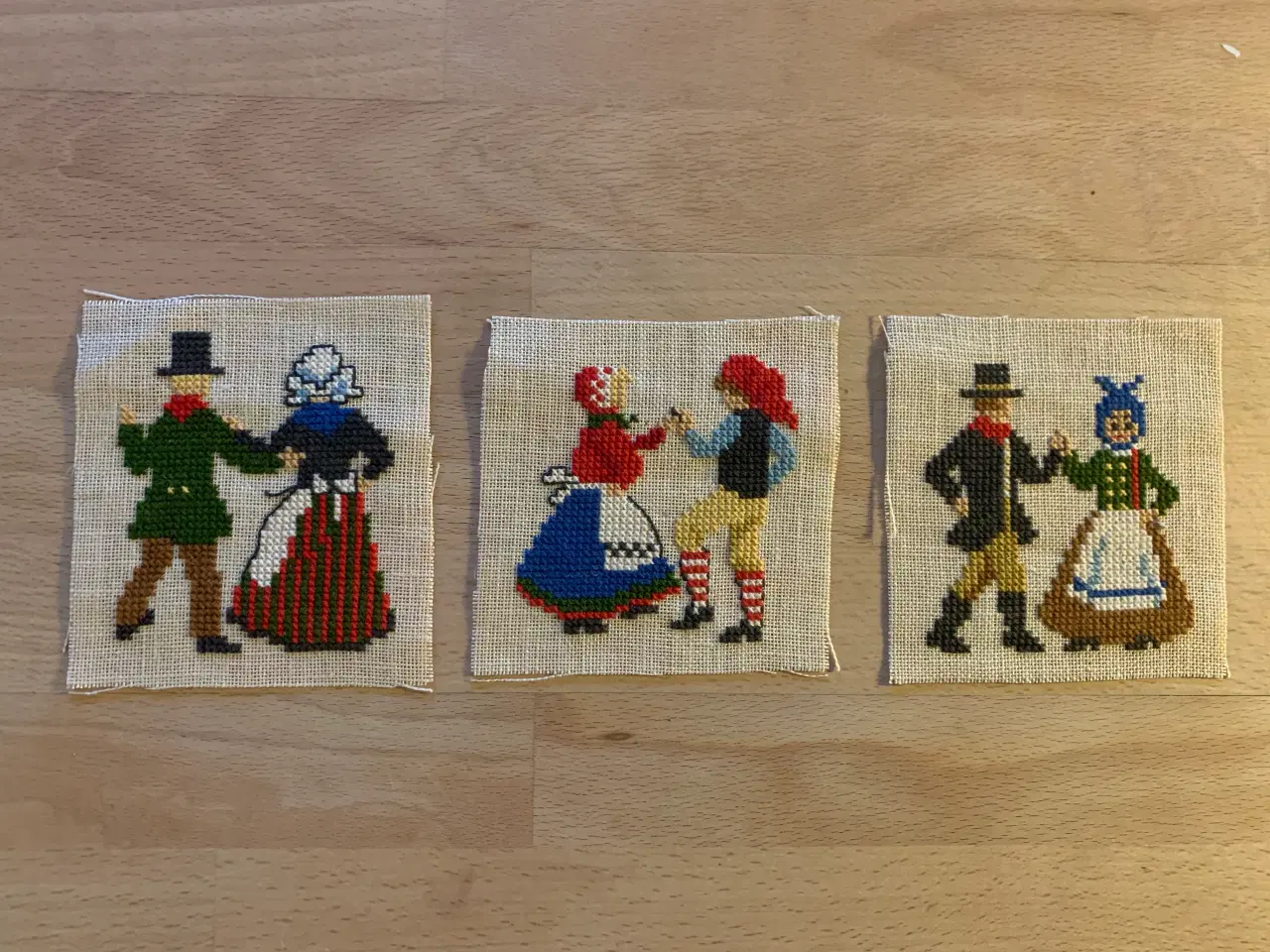 Billede 1 - Broderi, broderede folkedansere