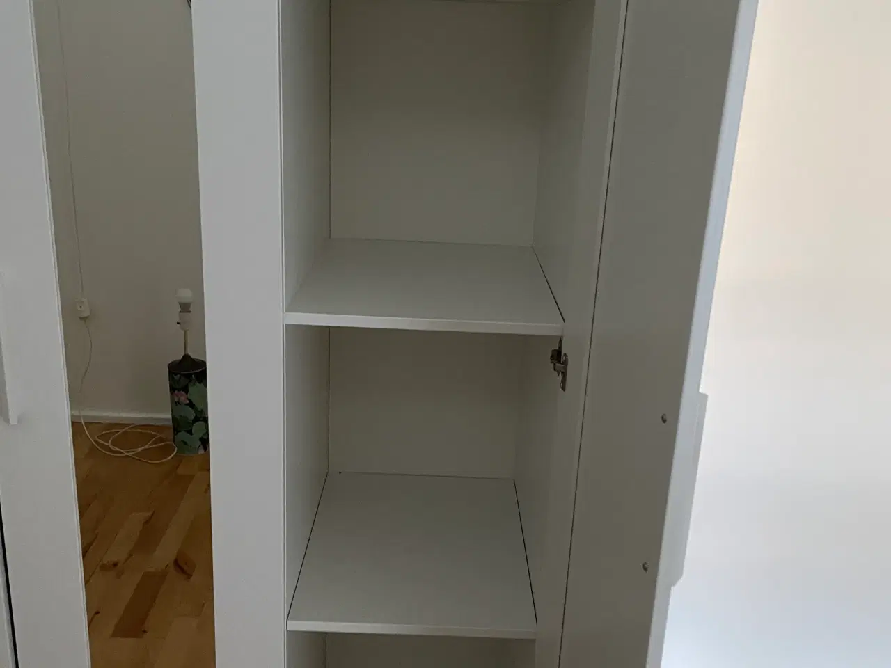 Billede 3 - Gratis garderobe skab. 5 år gammelt