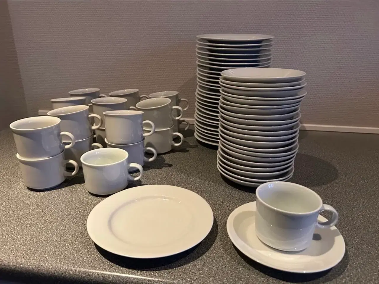 Billede 1 - Studio. Hvidt stel bestående af kopper/tallerkner