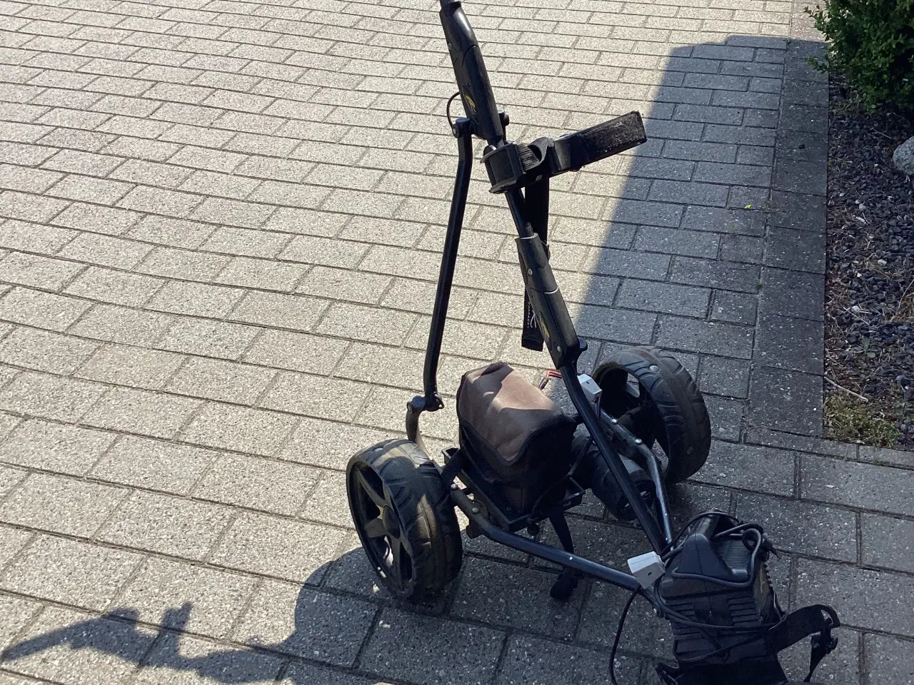 Billede 2 - El. Golfvogn M/ Lader og batteri. Og drilsk kontak
