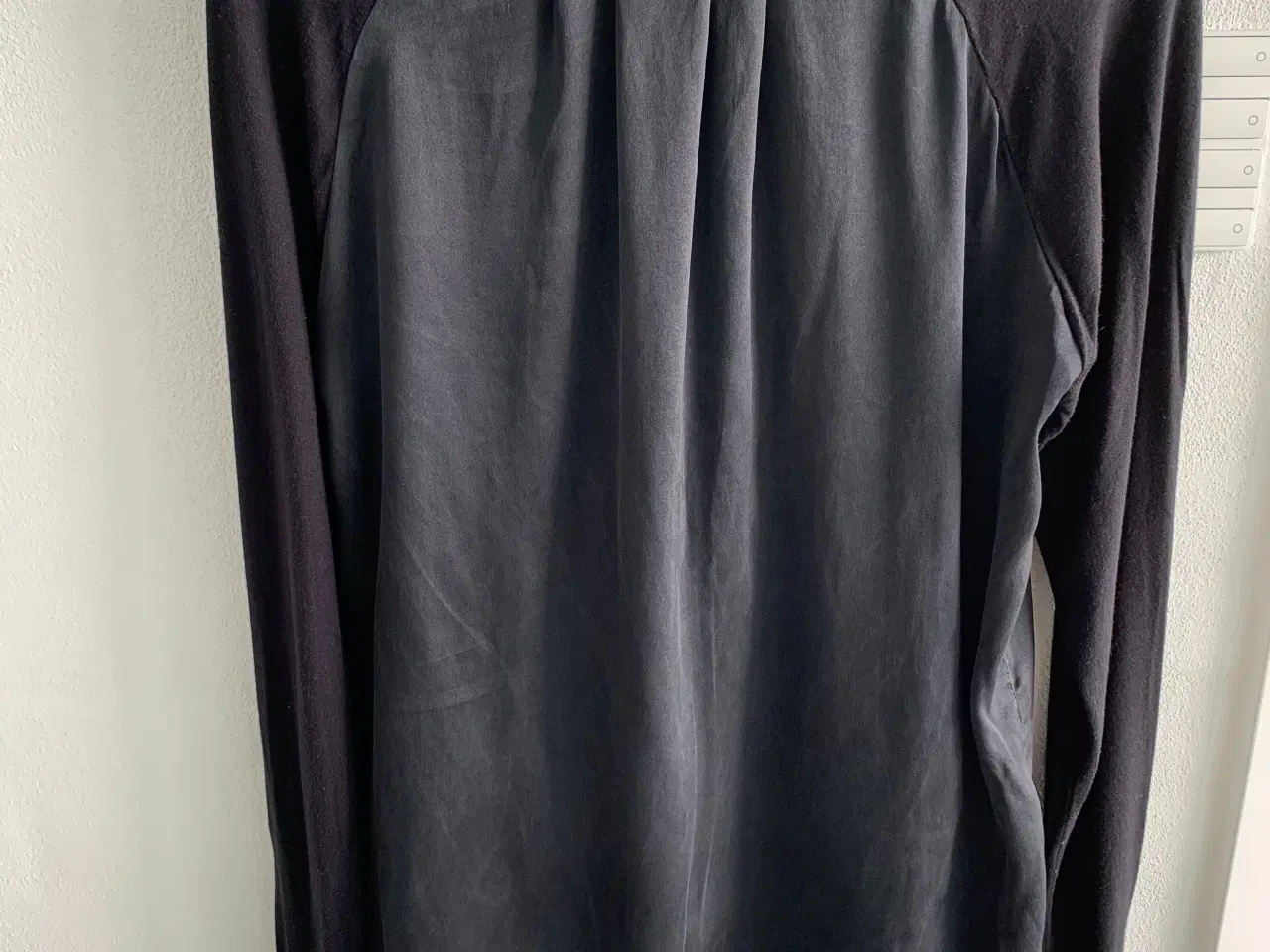Billede 1 - Hallum bluse m/silke, sort