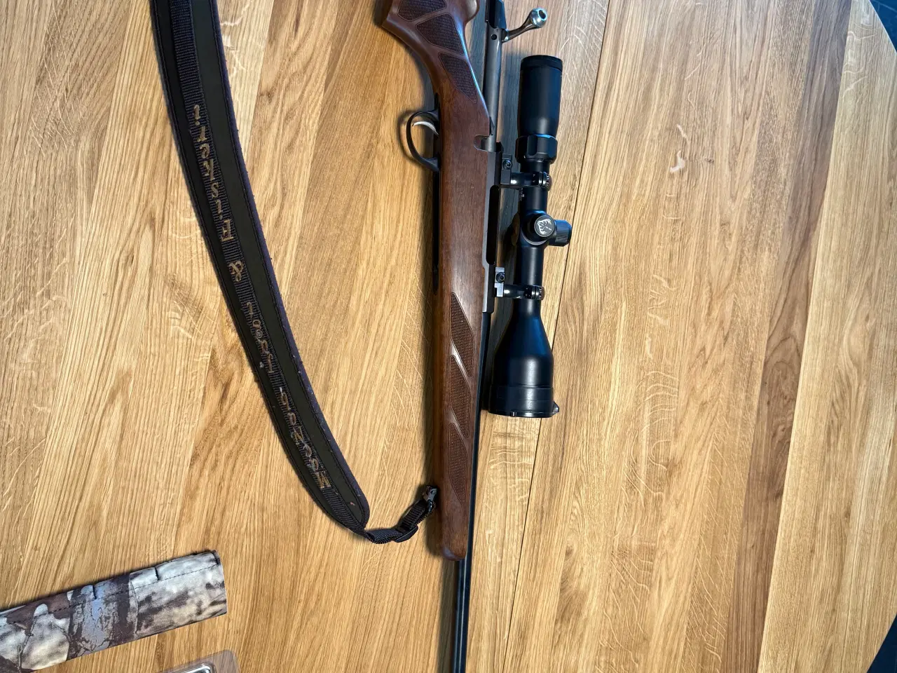Billede 1 - Tikka T3 Hunter riffel med lyddæmper og optik