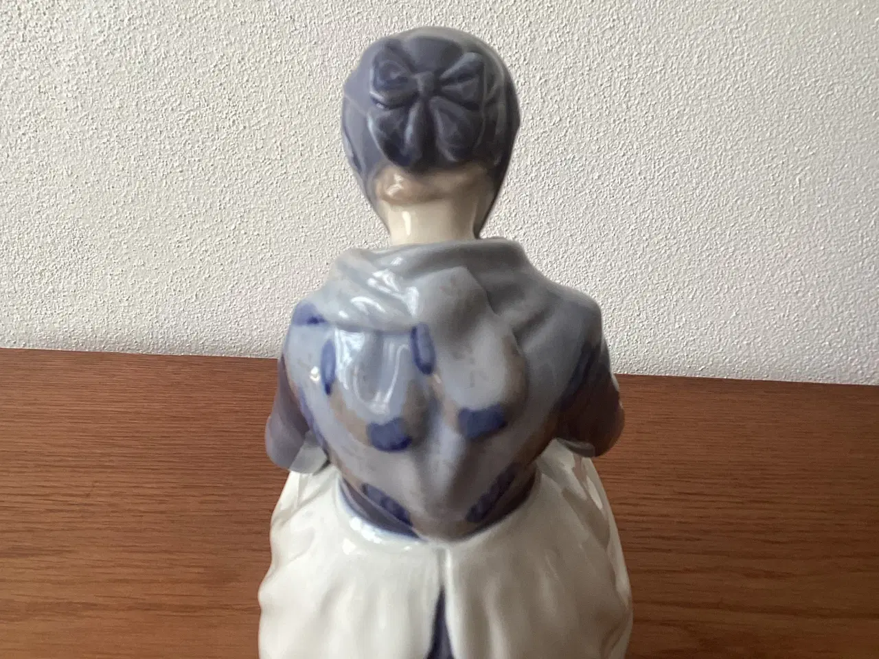 Billede 4 - RoyalCopenhagen Amagerpigen model 1317