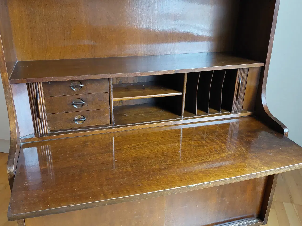 Billede 2 - Klassisk reol i lakeret teak tegnet af Johs. Sorth