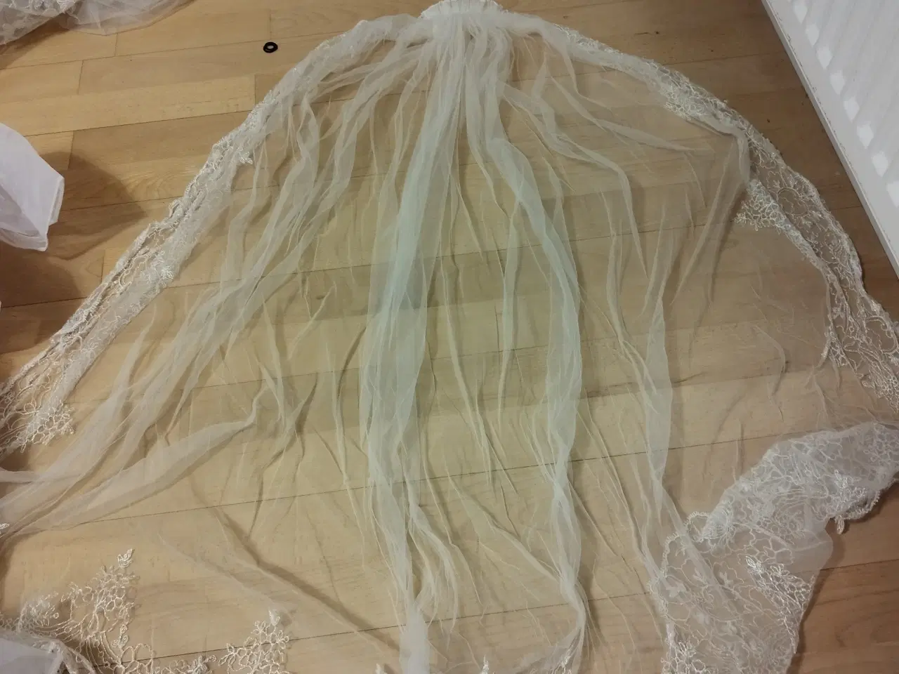 Billede 4 - Brudekjole med slør fra Lilly sælges BILLIGT