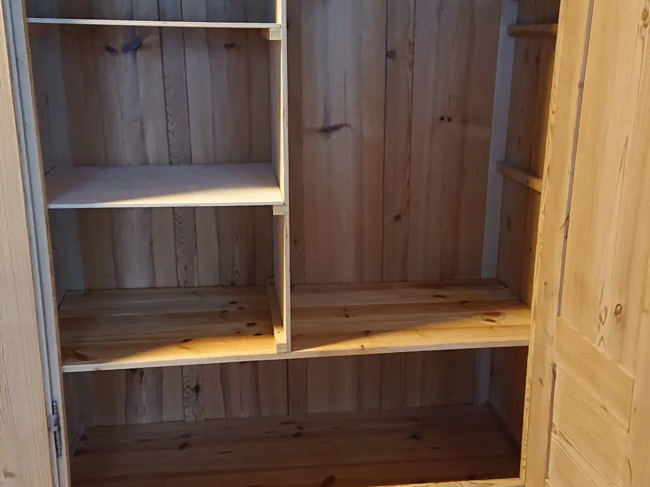 Billede 1 - Dobbelt karlekammerskab i afsyret fyrretræ