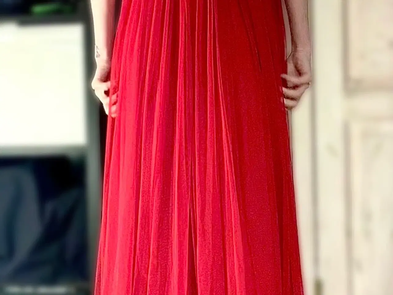 Billede 10 - Smuk, lang kjole haves i sort og rød