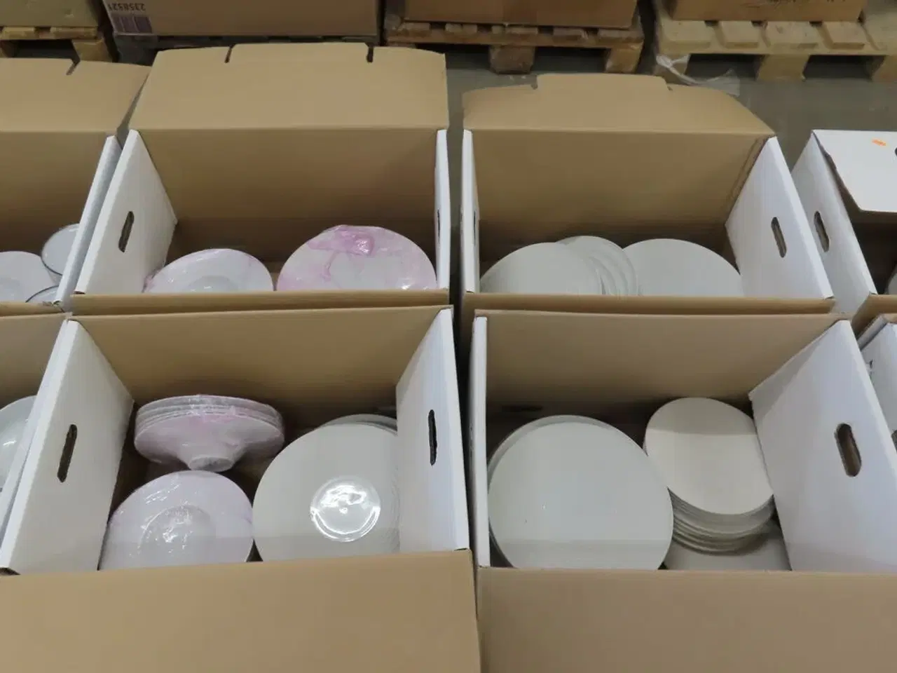 Billede 1 - 4 stk. Kasser med diverse tallerkener