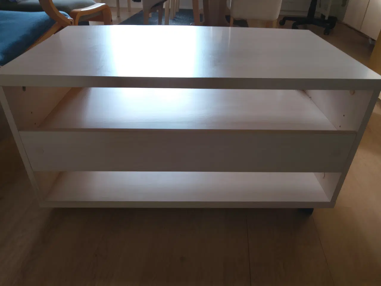 Billede 3 - tv bord i lys træ