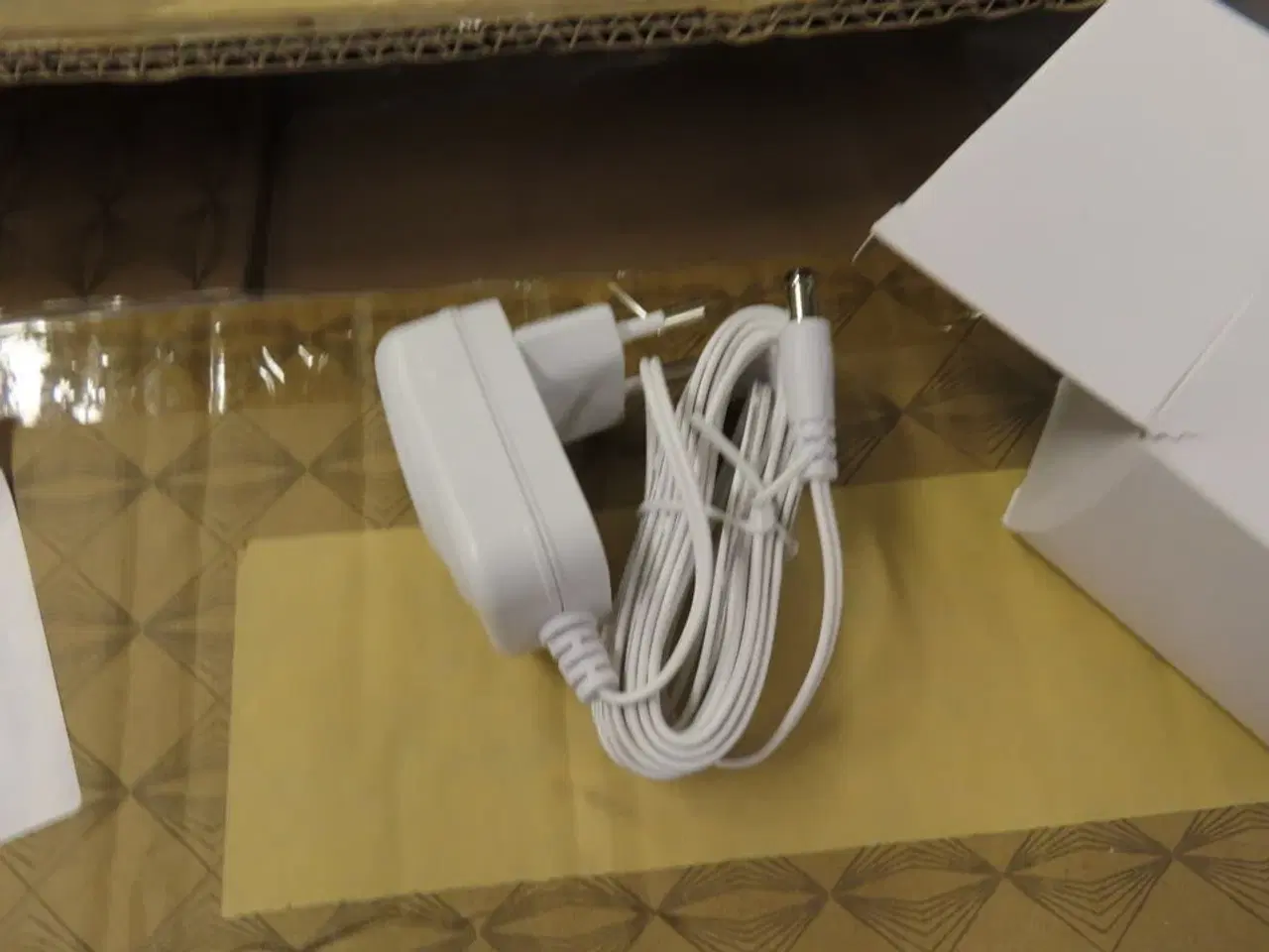 Billede 2 - kasse med oplader