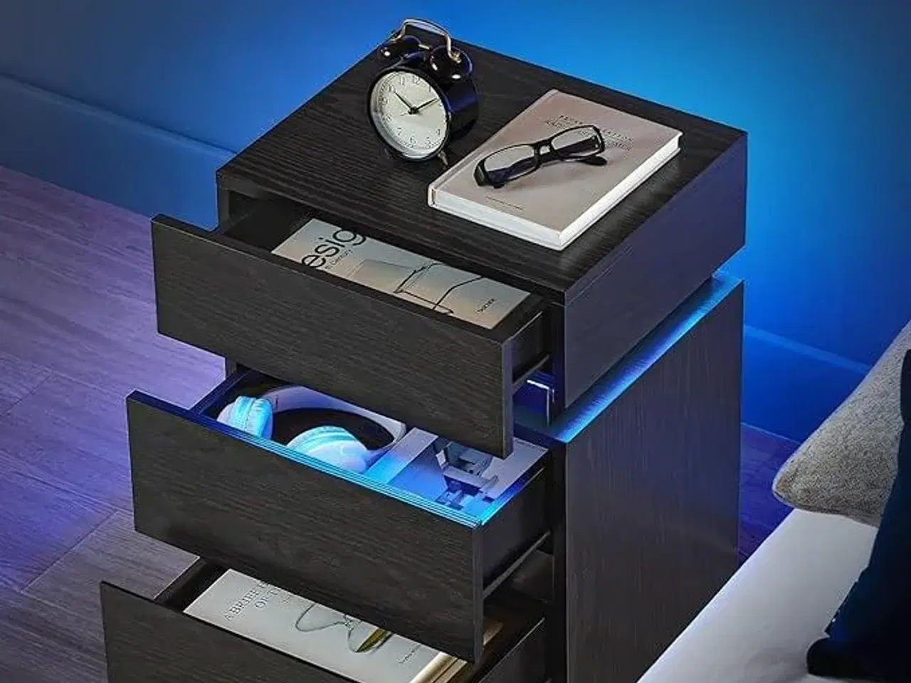 Billede 6 - Sengebord med LED lys 3 skuffer, sort træstruktur, 35 × 40 × 55 cm