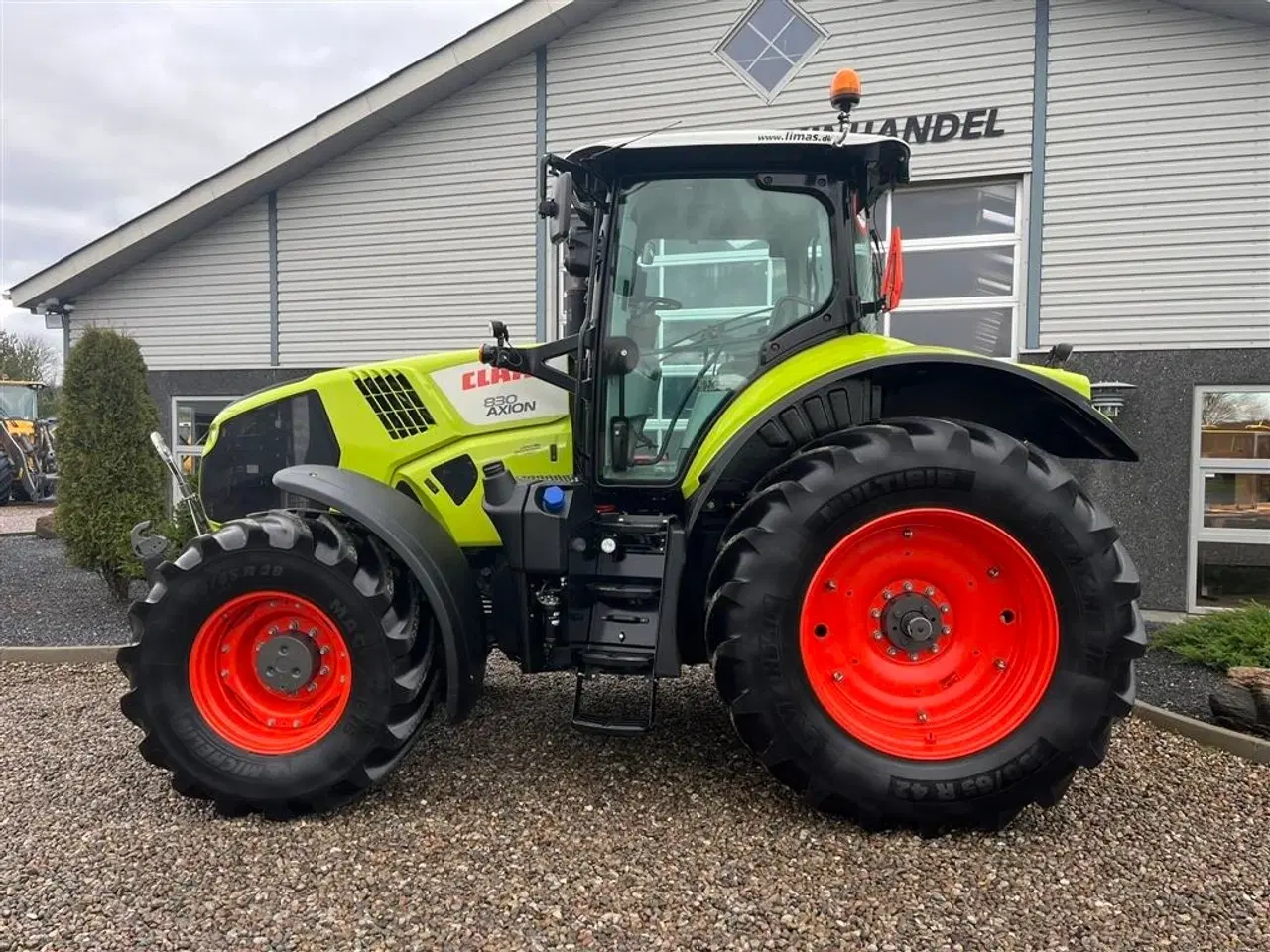 Billede 8 - CLAAS Axion 830 med frontlift og front PTO