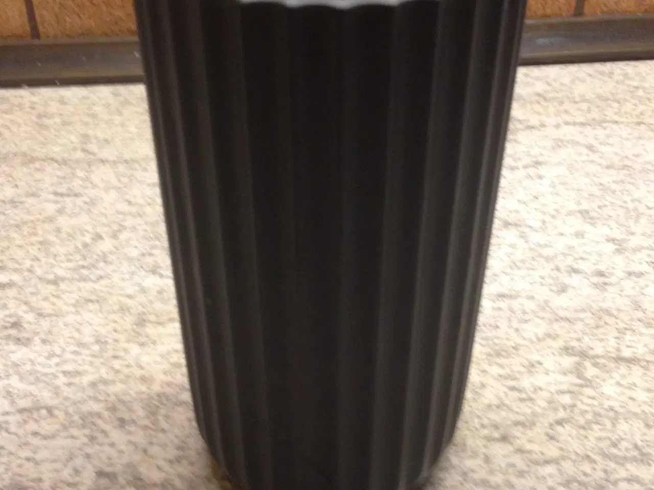 Billede 2 - Lyngby vase 15 cm sort..