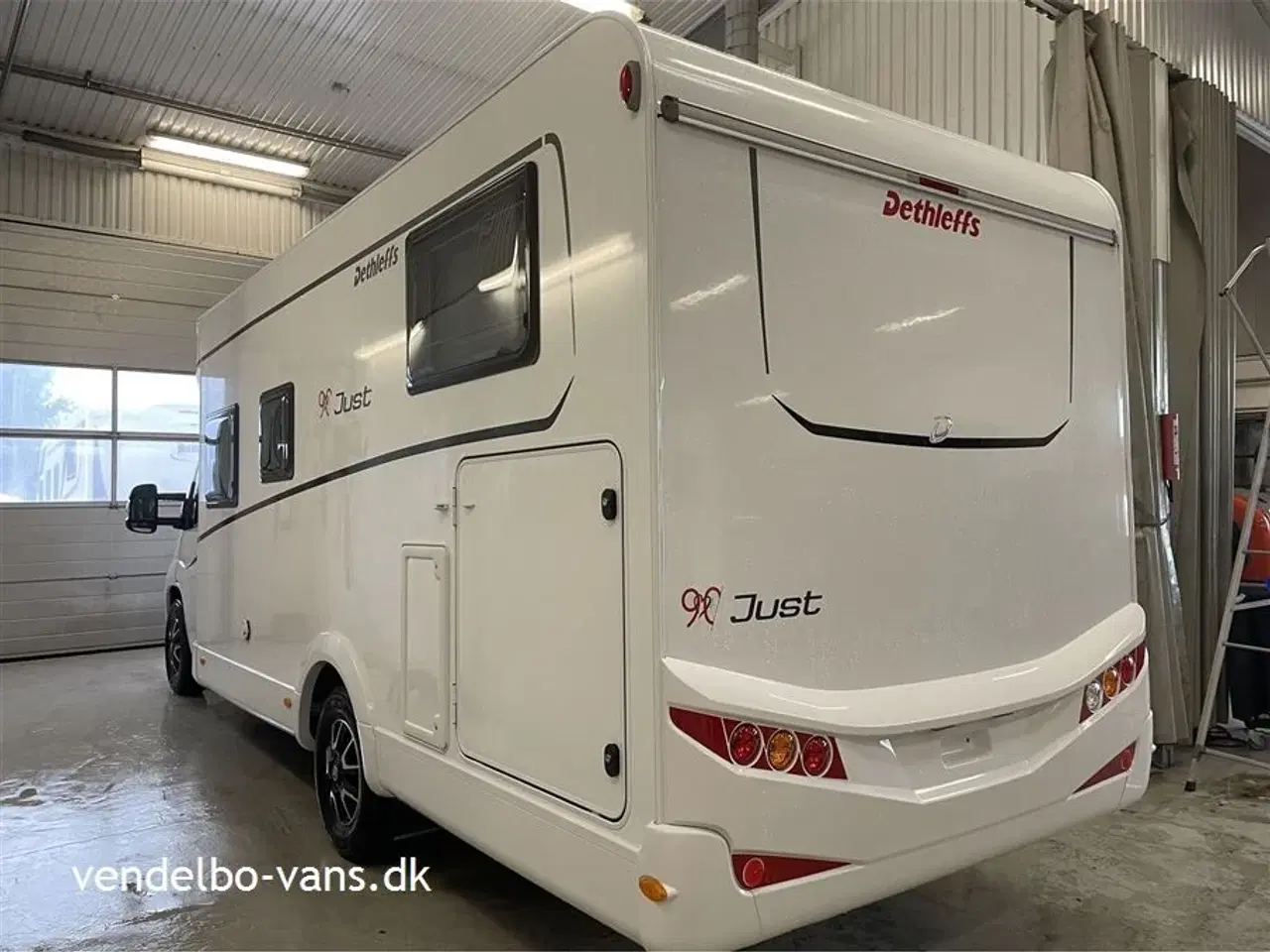 Billede 2 - 2023 - Dethleffs Just T 7052 EBL   Enkeltsenge over garagen og face to face siddegruppe