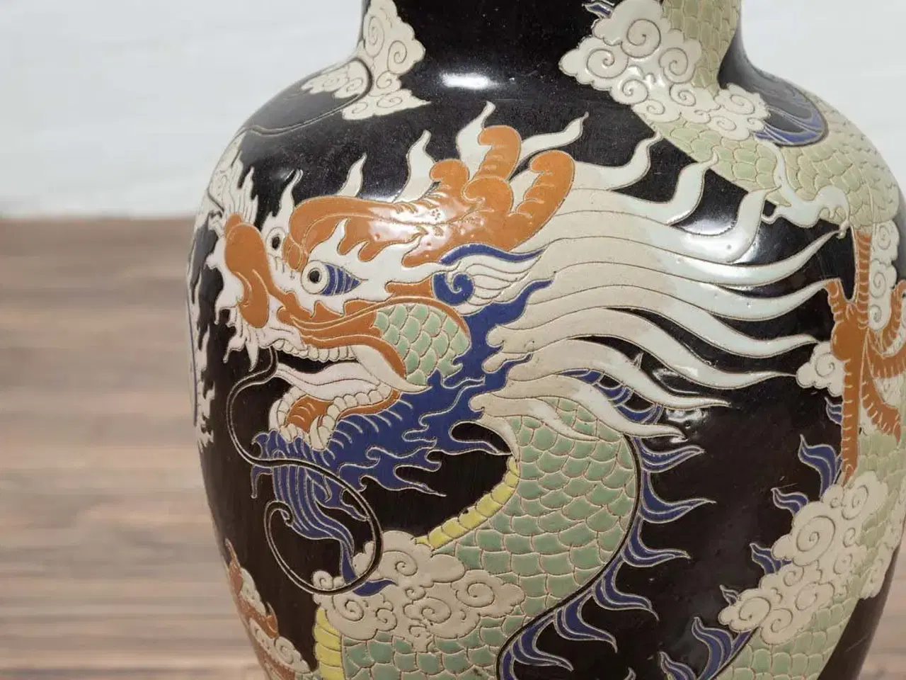Billede 1 - Original Dragon Motiv Alter Vase på sort grund