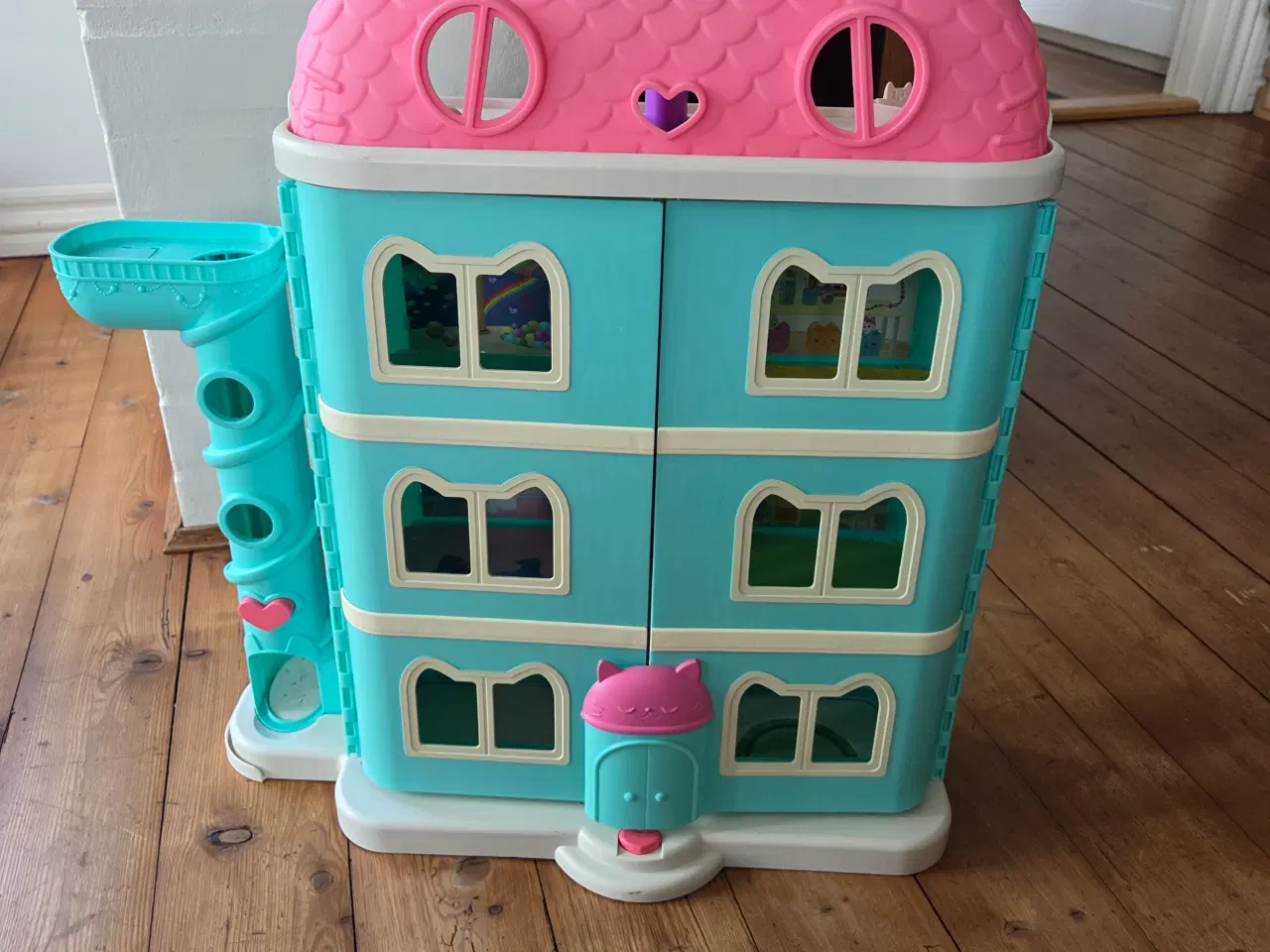 Billede 1 - Gabbys dukkehus med tilbehør 