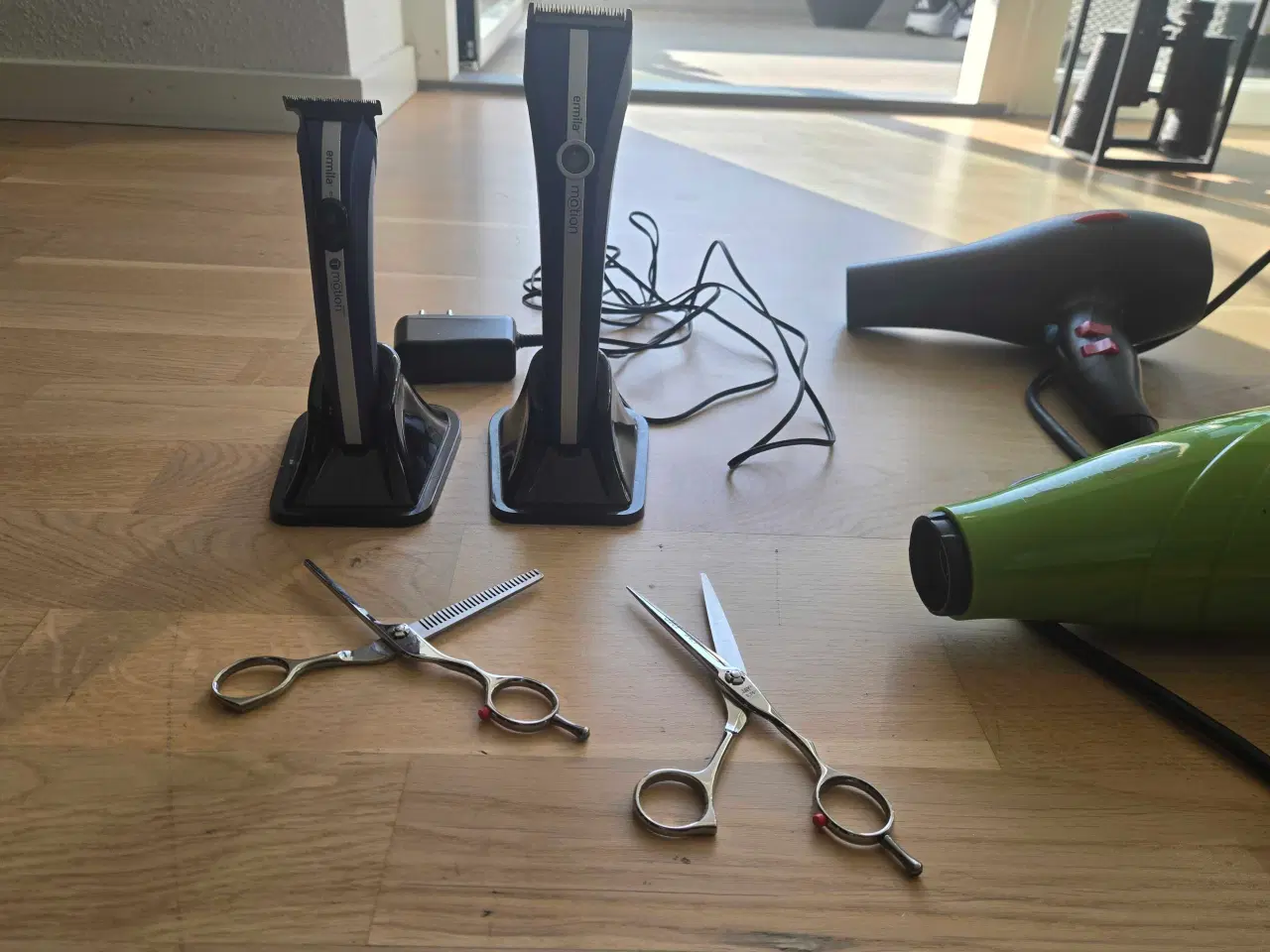 Billede 2 - Lækre frisørartikler. Hårtørrer, hårtrimmere, saks