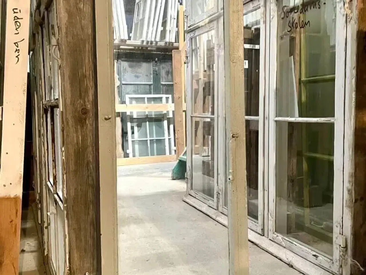 Billede 2 - Smal og høj vinduesramme med én rude