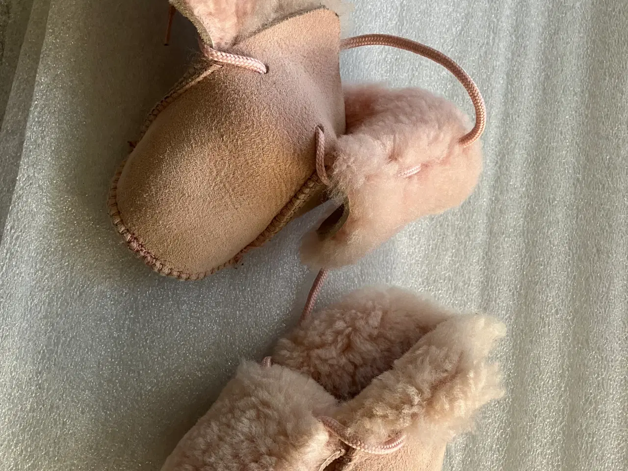 Billede 3 - Babyfutter i ægte lammeskind, blød og varm!