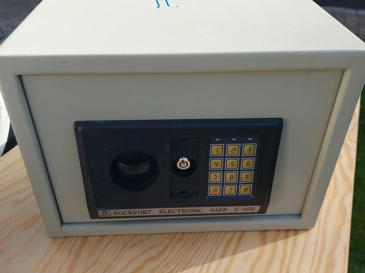 Billede 3 - Værdiboks i stål med nøgle og kodelås