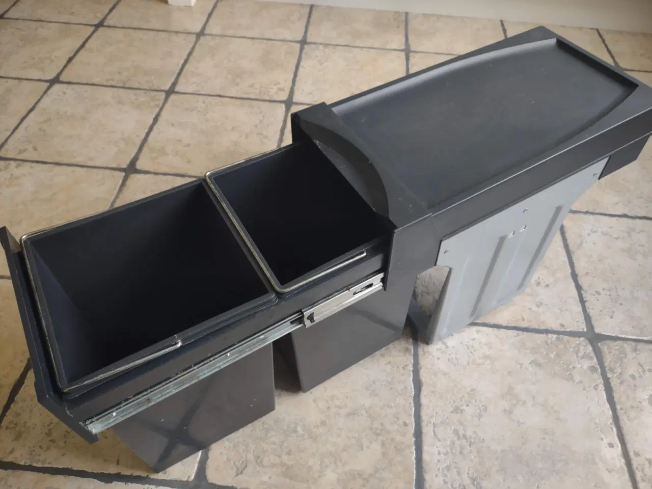 Billede 3 - Affaldsspande indbygning