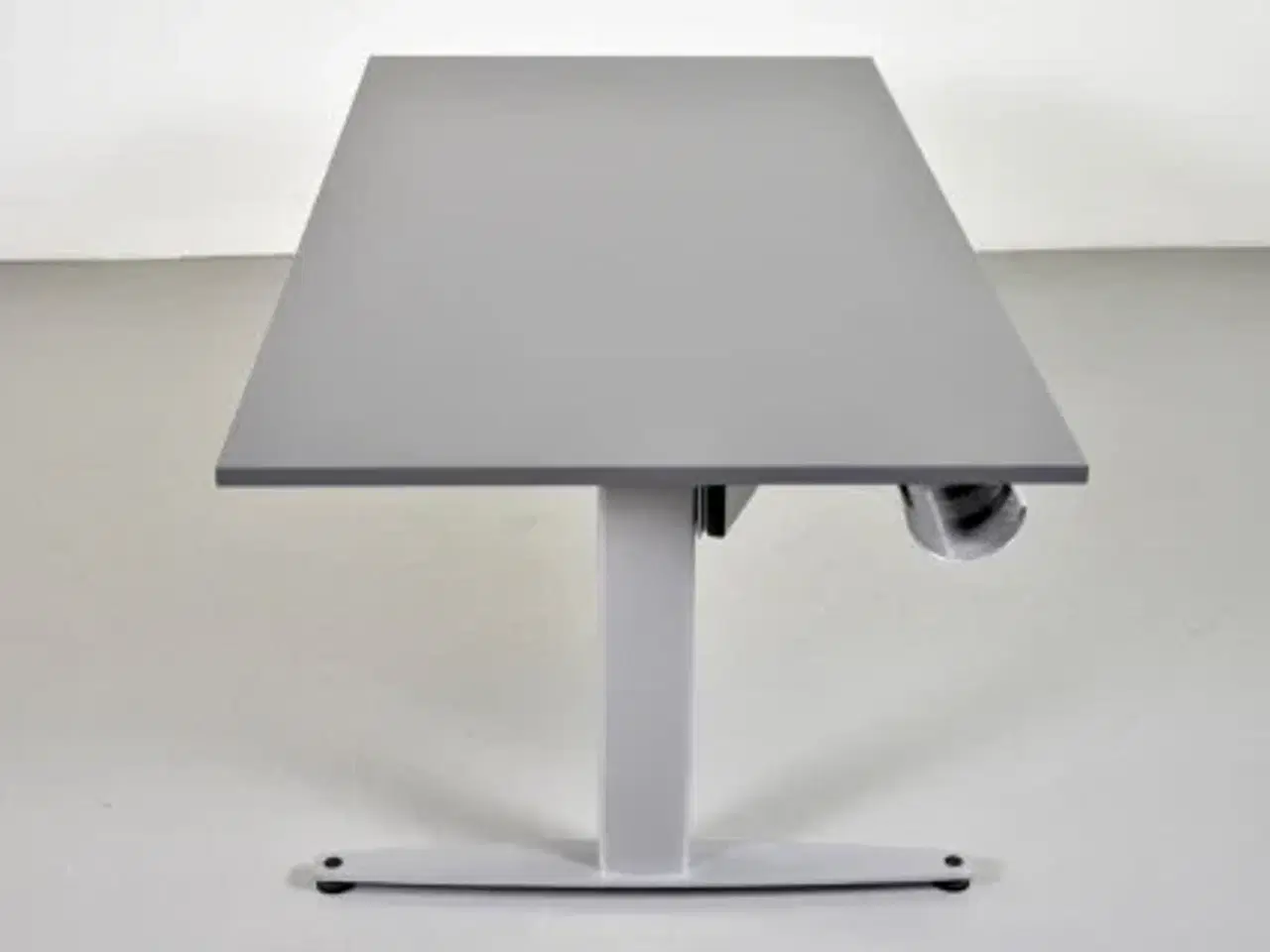 Billede 2 - Demo hæve-/sænkebord med grå laminat og alugråt stel, 180 cm.