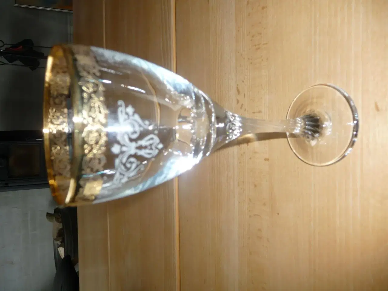 Billede 1 - glas med guld og snoet stilk