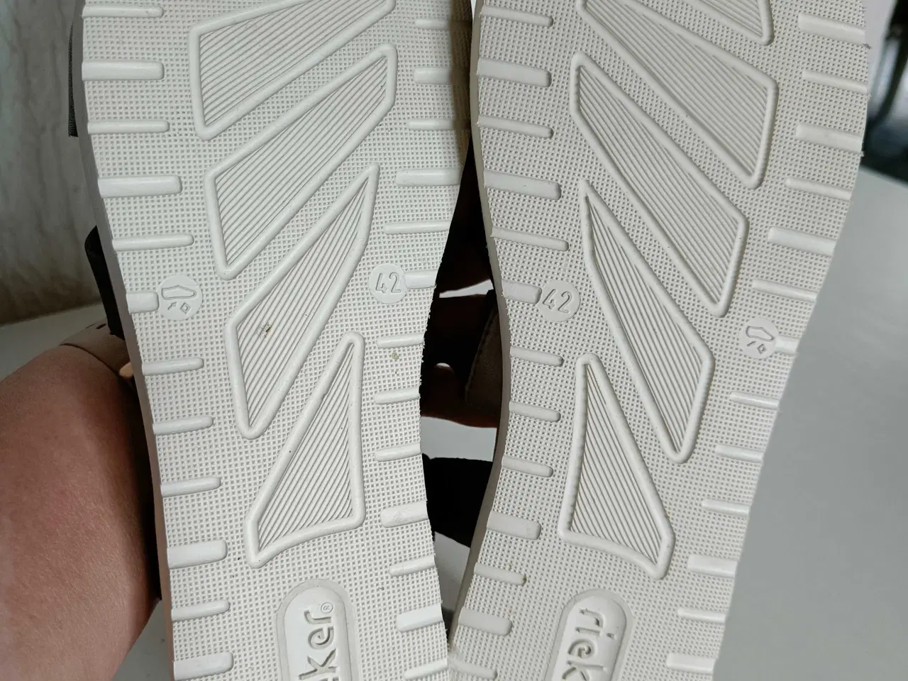 Billede 7 - Rieker sort læder sandaler 42str 